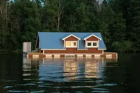 Ett hus är översvämmat av vatten.