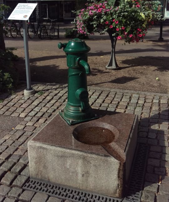 Grön vattenpost