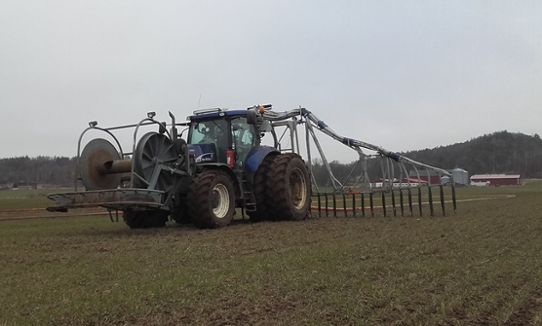 Fertilizing the land with a lighter type of slurry tanker and with a trailer hose system.