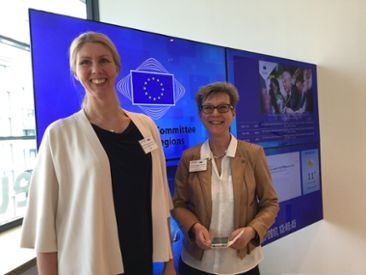 Två kvinnor framför en EU-poster