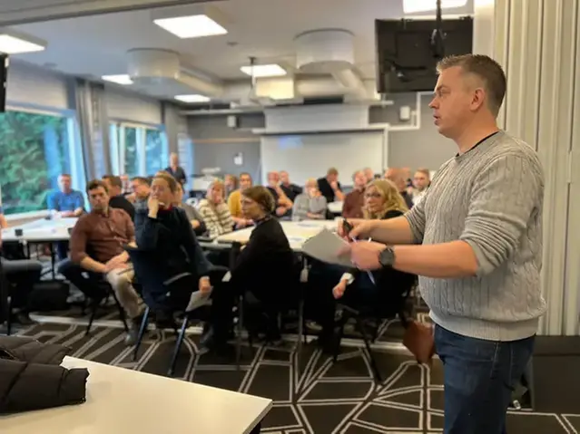 Människor i ett rum - deltar i övning.