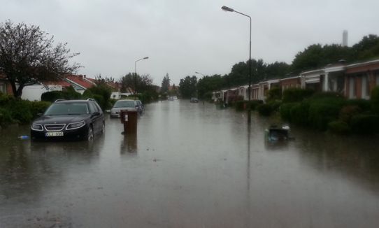 Översvämning med bilar i vattnet